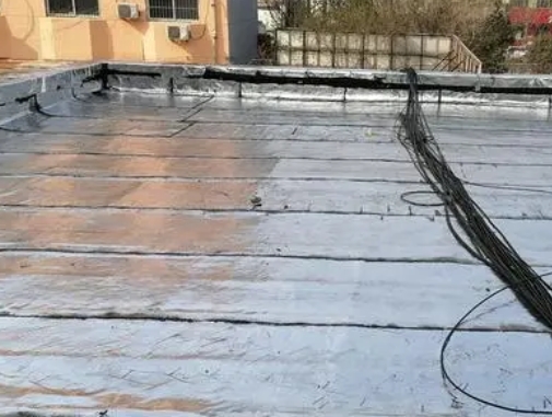 徐州卫生间漏水维修公司分享下徐州屋面楼顶防水刚性防水层施工要点。